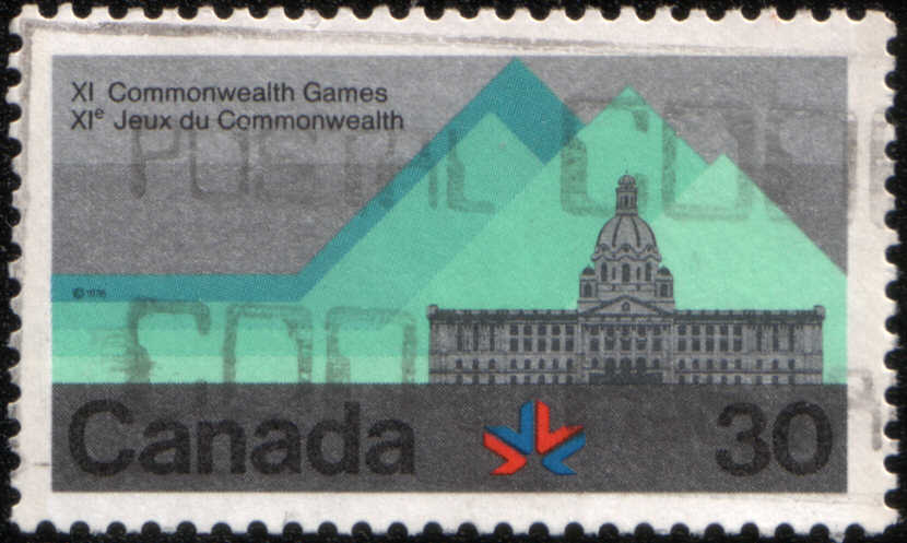timbre:  Jeux du Commonwealth, bâtiment devant montagnes