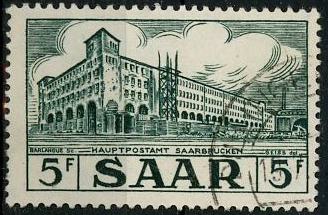 Timbre: Poste centrale de Sarrebruck avec l&eacute;gende