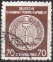 Timbre: Emblème de la RDA (marteau et compas), fond ligné